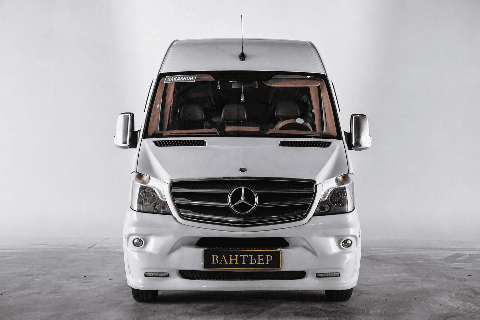 Mercedes-Benz Sprinter на 19 мест — вид спереди